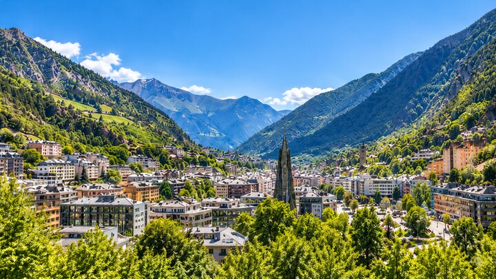 Illustration d’un paysage urbain et montagneux en Andorre