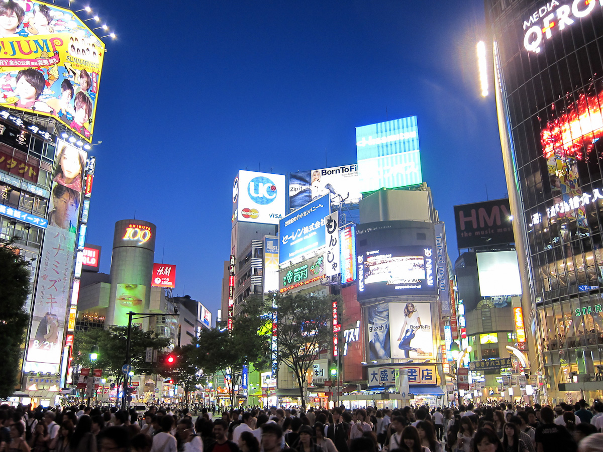 Rue animée de Tokyo à la tombée du jour