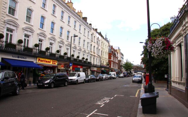 Rue londonienne en soirée