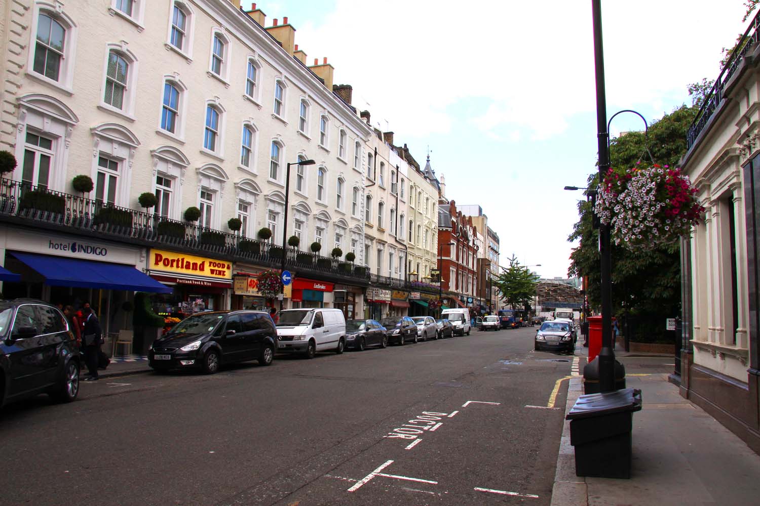 Rue londonienne en soirée