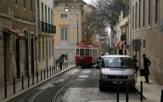 Tramway dans une rue de Lisbonne