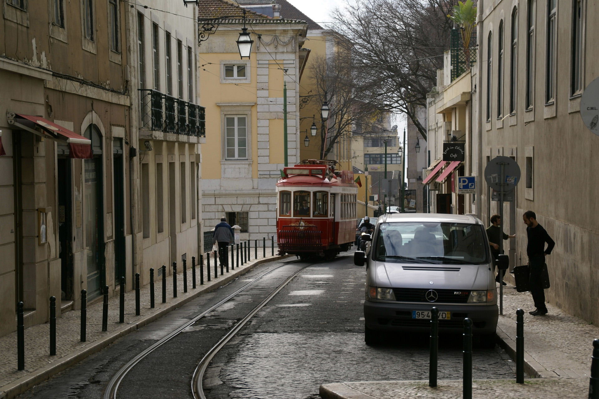 Tramway dans une rue de Lisbonne