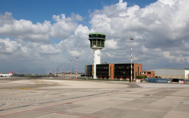Famille et bagages dans un terminal