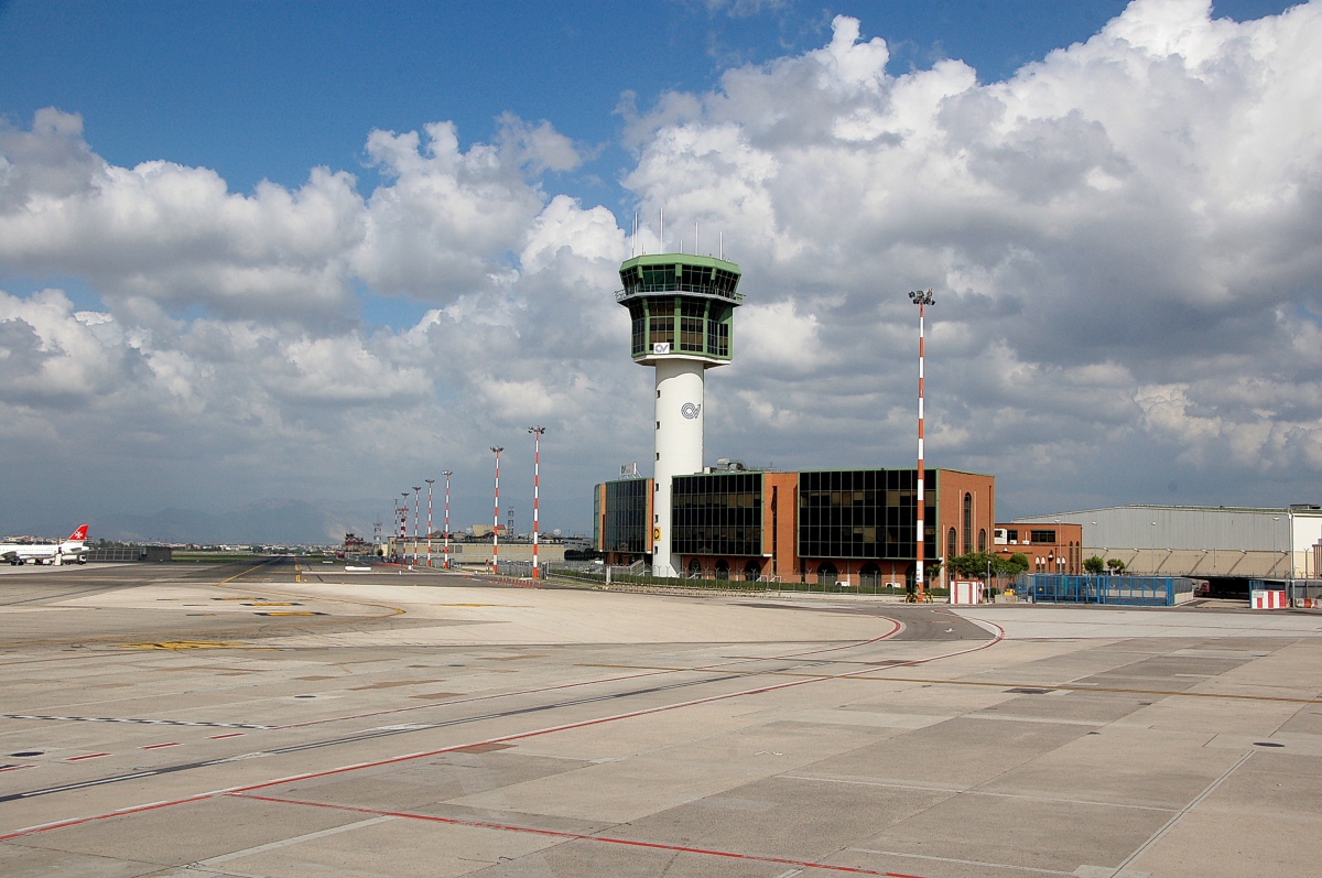 Famille et bagages dans un terminal