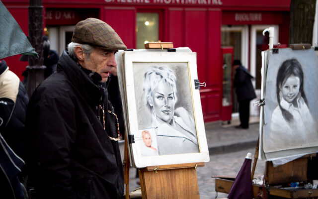 Des artistes peignent dans une rue de Montmartre à Paris
