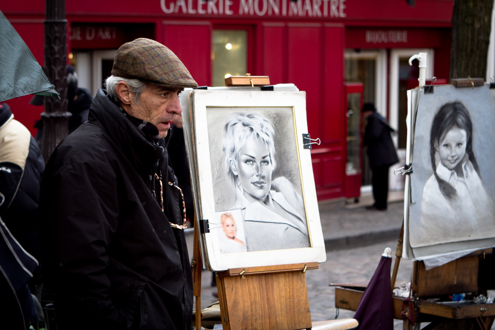 Des artistes peignent dans une rue de Montmartre à Paris